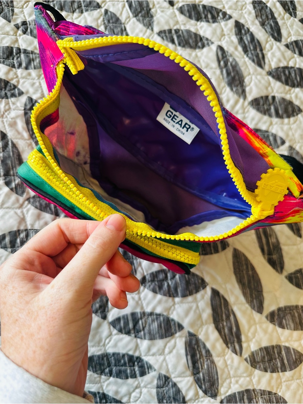 LA GEAR 90’s Neon Multi-Color Fanny Pack with Yellow Zipper - Picture 4 of 7